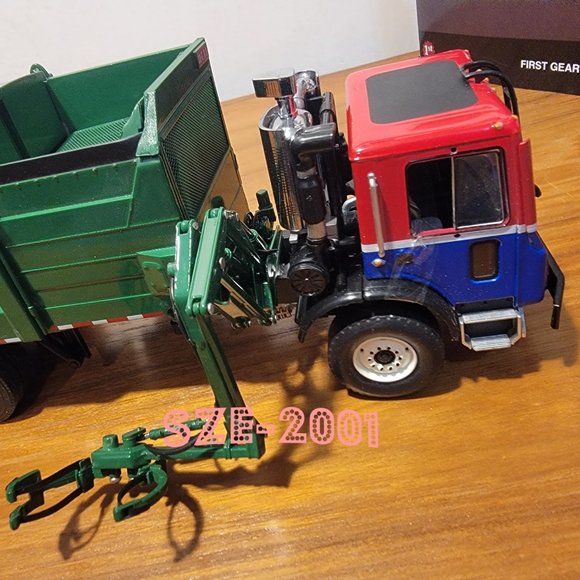 RARE First Gear Waste Management Side Load Refuse Truck 1:34 Scale DieCast Model - Picture 2 of 11